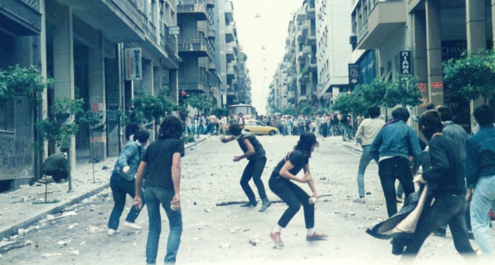 Χημείο, 10 Μαΐου 1985. Τα παιδιά που ο Χατζιδάκις «αγάπησε» ως προπομπό της δυναμικής αντίστασης στη «χούντα του ΠΑΣΟΚ», ήταν τα ίδια που καταδίκαζε λίγους μήνες αργότερα σαν «αλήτες που ρίχνουν πέτρες για να προβάλλουν βίαια τον άρρωστο εαυτό τους»…